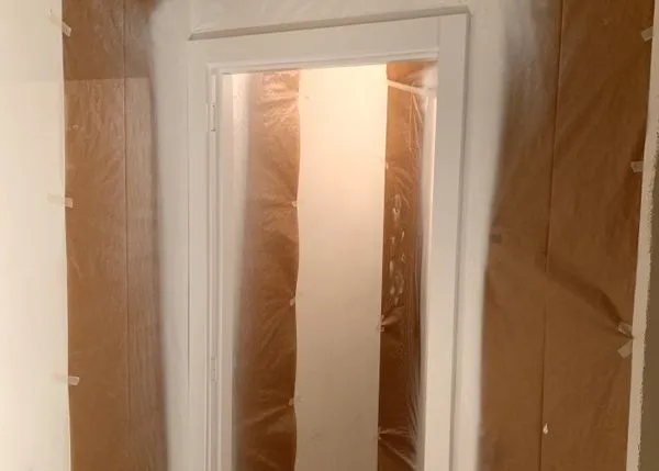 papel-con-cinta-en-marco-de-puerta