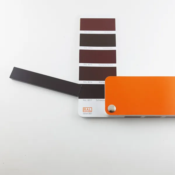 Микроплинтус L-образный с пружинами ФЕСО RAL 8017 шоколадно-коричневый