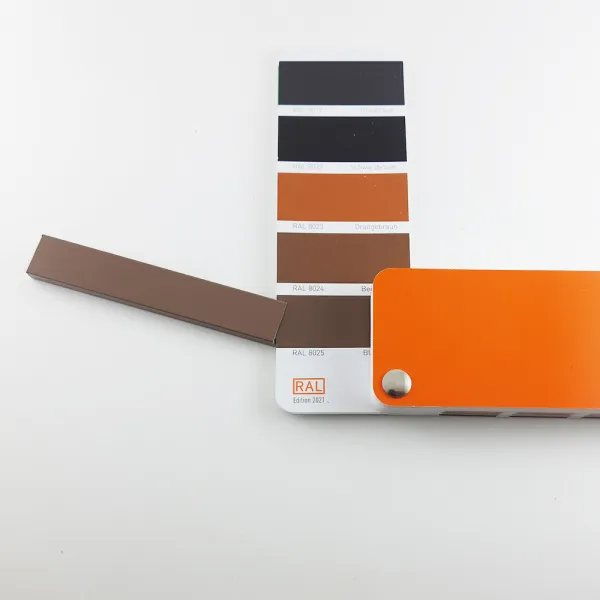 Микроплинтус L-образный с пружинами ФЕСО RAL 8025 бледно-коричневый