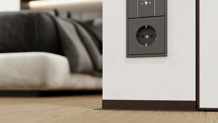 Микроплинтус L-образный с пружинами ФЕСО RAL 8017 шоколадно-коричневый