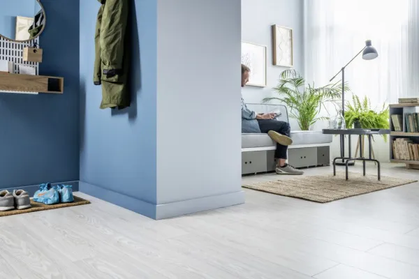 Плинтус напольный VOX Espumo белый 501