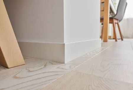 Плинтус напольный VOX Espumo белый 201