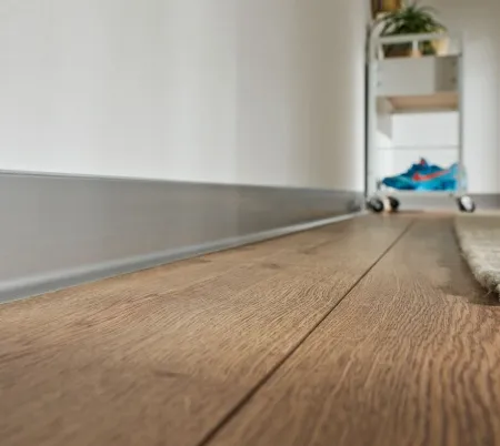 Плинтус напольный LINELA silver серебро 411