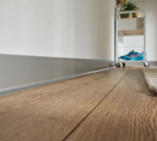 Плинтус напольный LINELA silver серебро 411