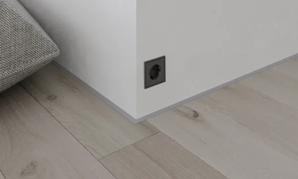 Микроплинтус Лайн Ликорн С-05.25.2 серебристый.