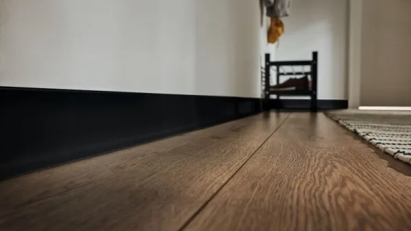 Плинтус напольный LINELA черный 412