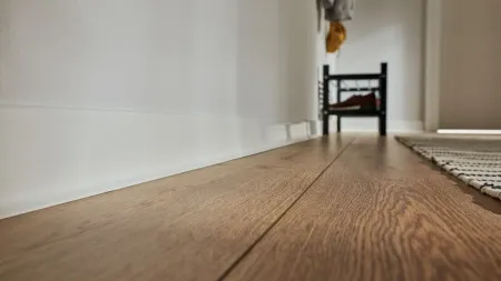 Плинтус напольный LINELA белый 401