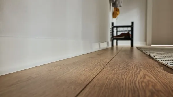 Плинтус напольный LINELA белый 401